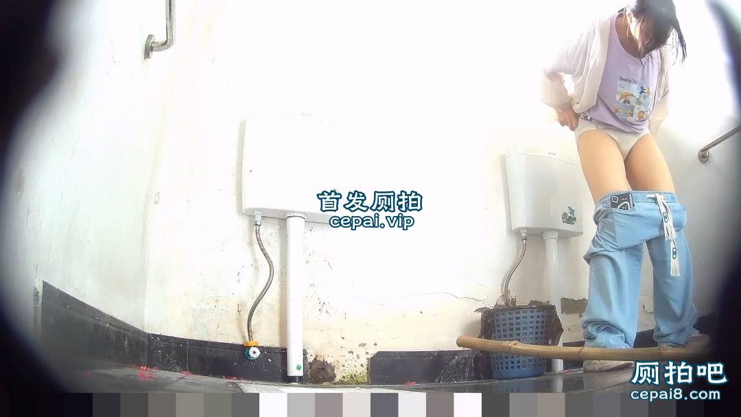 学校附近的小吃店女厕全景偷拍多位粉嫩的学生妹尿尿.mp4_20240120_142338.418_cleanup